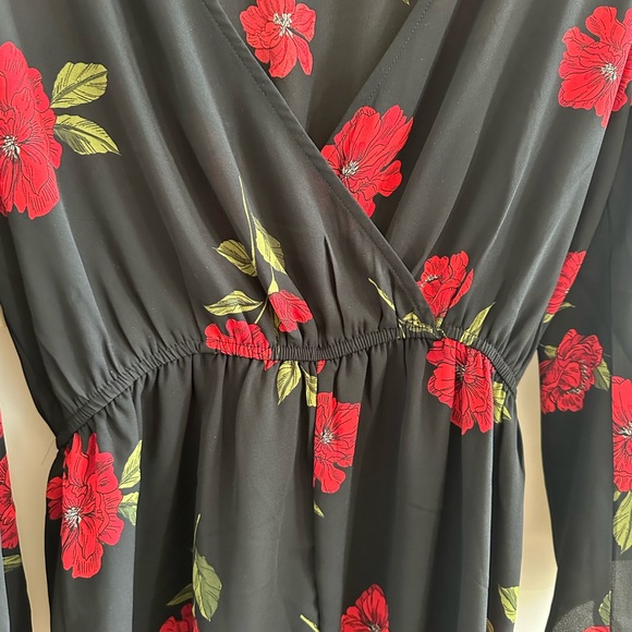 Tobi black and red floral romper size small - Picture 4 of 9